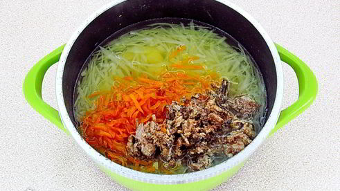 щи с рыбными консервами