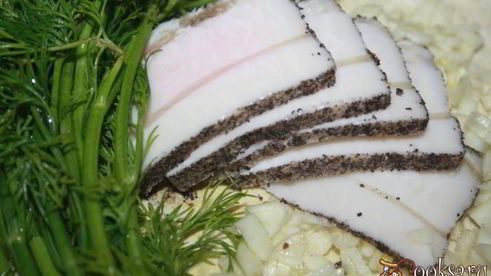 щи со свежей капустой, индейкой и острыми колбасками