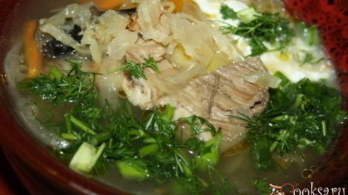 суточные щи со свининой и сушеными грибами на квашеной капусте