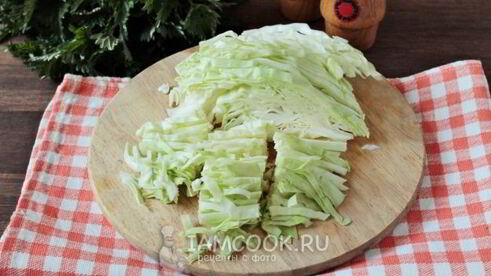 зеленые щи с капустой и крапивой