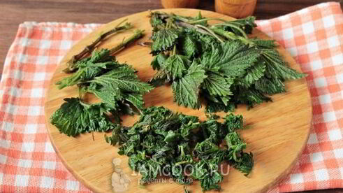 зеленые щи с капустой и крапивой