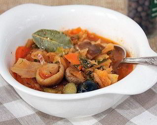 Грибная солянка с квашеной капустой и маслинами