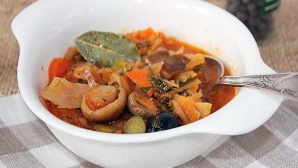 Рецепт Грибной солянки с квашеной капустой и маслинами