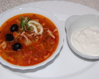 Солянка с колбасой и капустой