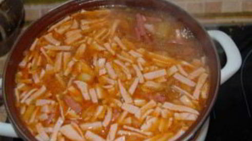 солянка с колбасой и капустой