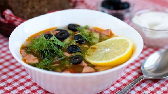 Рецепт Солянки с мясом и колбасой, тушеная на сковороде