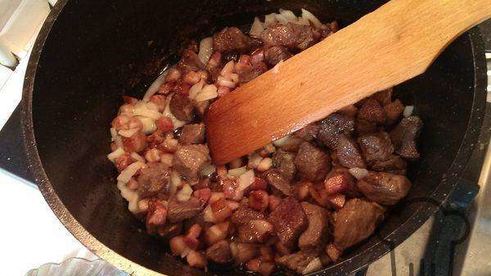 солянка с мясом и колбасой, тушеная на сковороде