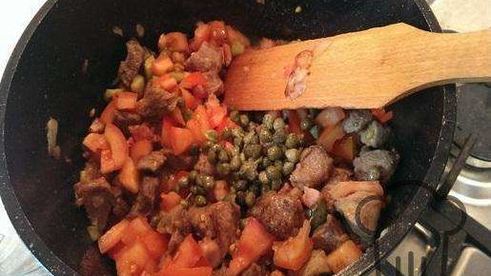 солянка с мясом и колбасой, тушеная на сковороде