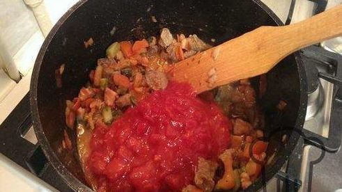 солянка с мясом и колбасой, тушеная на сковороде