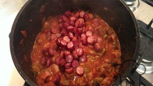 солянка с мясом и колбасой, тушеная на сковороде