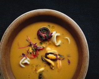 Суп из морепродуктов с вялеными томатами