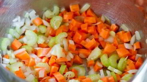 острый суп-пюре из фасоли с авокадо