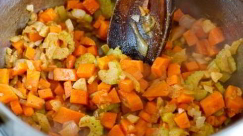 острый суп-пюре из фасоли с авокадо