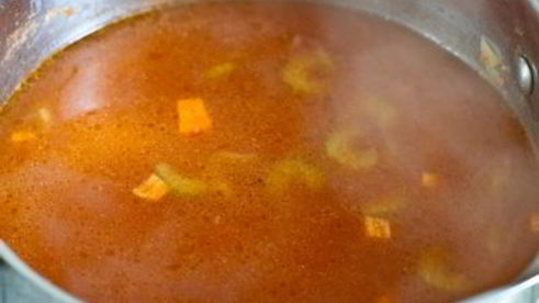 острый суп-пюре из фасоли с авокадо