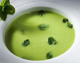 Суп-пюре из брокколи и шпината со сливками и сыром по-итальянски