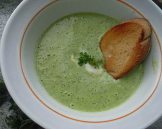 Суп-пюре из брокколи с сырным сливочным соусом