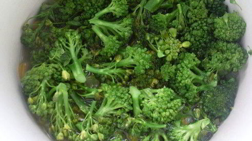 суп-пюре из брокколи с сырным сливочным соусом