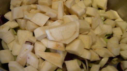 суп-пюре из пастернака с кедровыми орешками