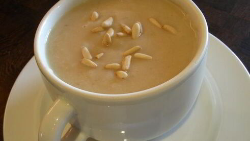 суп-пюре из пастернака с кедровыми орешками