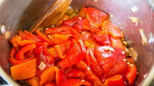 суп-пюре из печеного перца с курицей