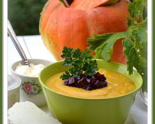 Тыквенный суп-пюре с карамелизованной свеклой и золотистым луком