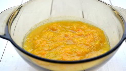 тыквенный суп-пюре с карамелизованной свеклой и золотистым луком