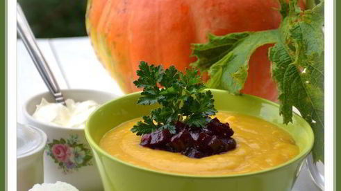 тыквенный суп-пюре с карамелизованной свеклой и золотистым луком