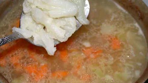 суп с картофелем, рисом свининой и цветной капустой