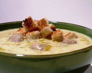 Наваристый сырный суп из порея с фрикадельками и гренками