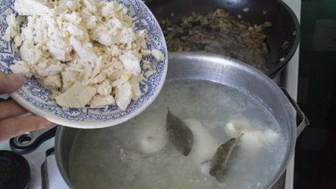 сырный суп с рисом и куриными кнелями