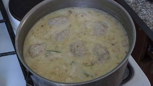сырный суп с рисом и куриными кнелями