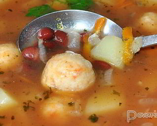 Томатный суп с фрикадельками и фасолью