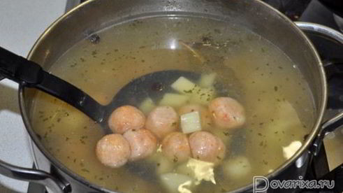 томатный суп с фрикадельками и фасолью