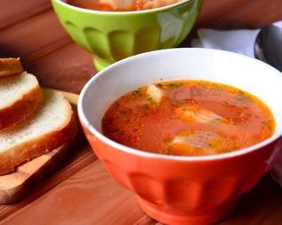 Томатный суп с рыбой и кукурузой