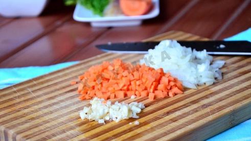 томатный суп с рыбой и кукурузой