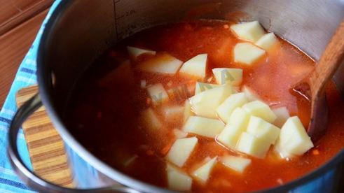 томатный суп с рыбой и кукурузой