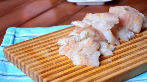 томатный суп с рыбой и кукурузой