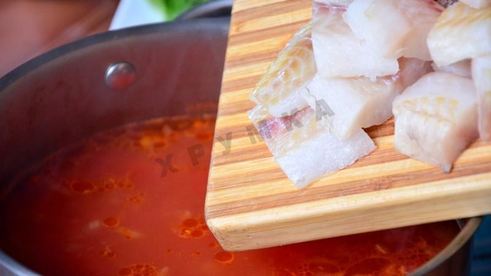 томатный суп с рыбой и кукурузой