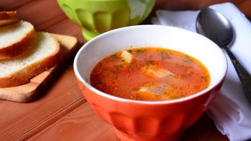 томатный суп с рыбой и кукурузой