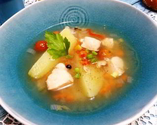 Ароматная уха с помидорами и лимоном