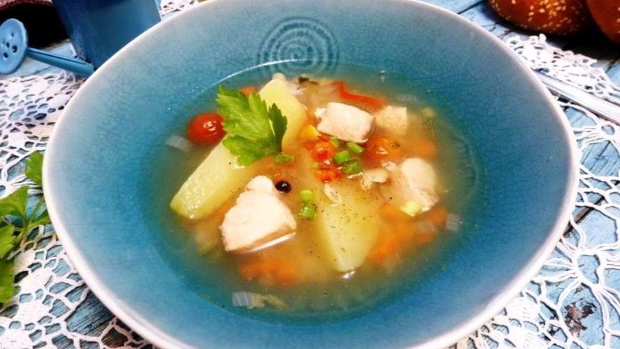 Рецепт ароматной ухи с помидорами и лимоном