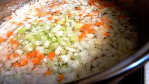 ароматная уха с помидорами и лимоном