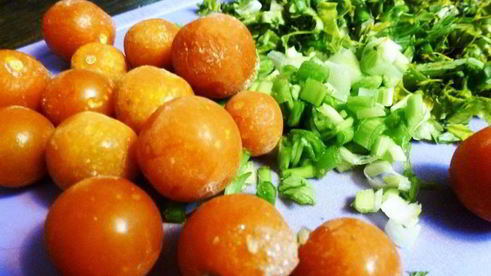 ароматная уха с помидорами и лимоном