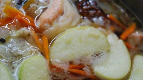 уха с яблоками