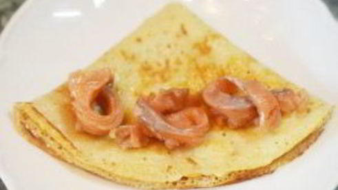 блинчики с копченым лососем