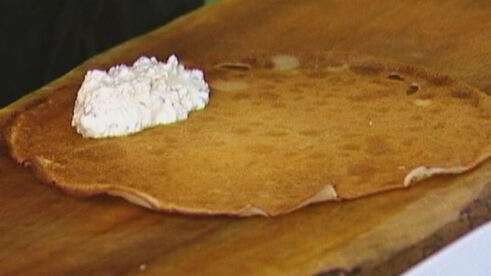 блинчики с творогом, пряностями и кедровыми орехами