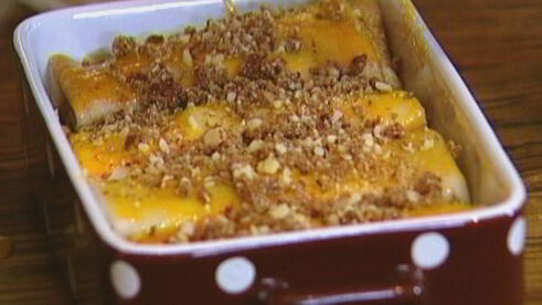 блинчики с творогом, пряностями и кедровыми орехами