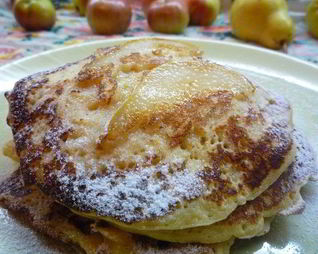 Блинчики с яблочно-грушевым припеком и медом