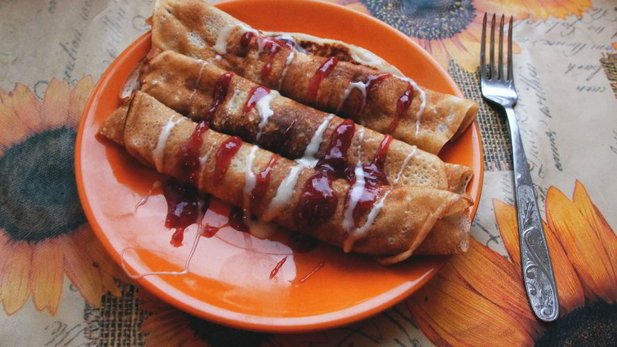 Рецепт блинов на кислом молоке с малиновым джемом и сгущенкой