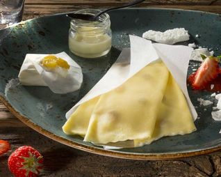 Налистники с творогом и изюмом